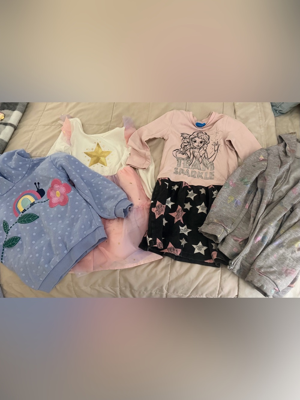 A lot of 4 pieces girls clothes size 5T